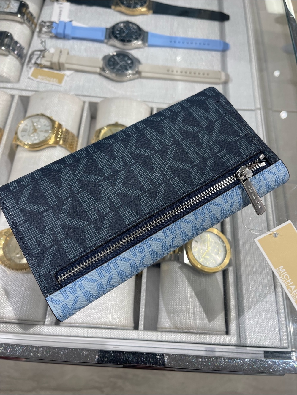 Michael Kors Jet Set Trvl Signature Logo Tri-Fold Wallet Trifold 
Pale Ocean
NWT - Picture 6 of 16
